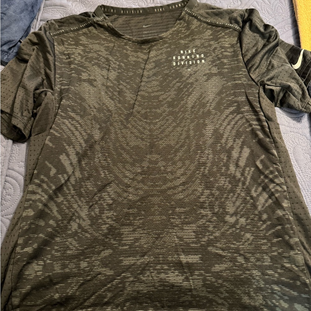 Nike run division size men’s small t shirt